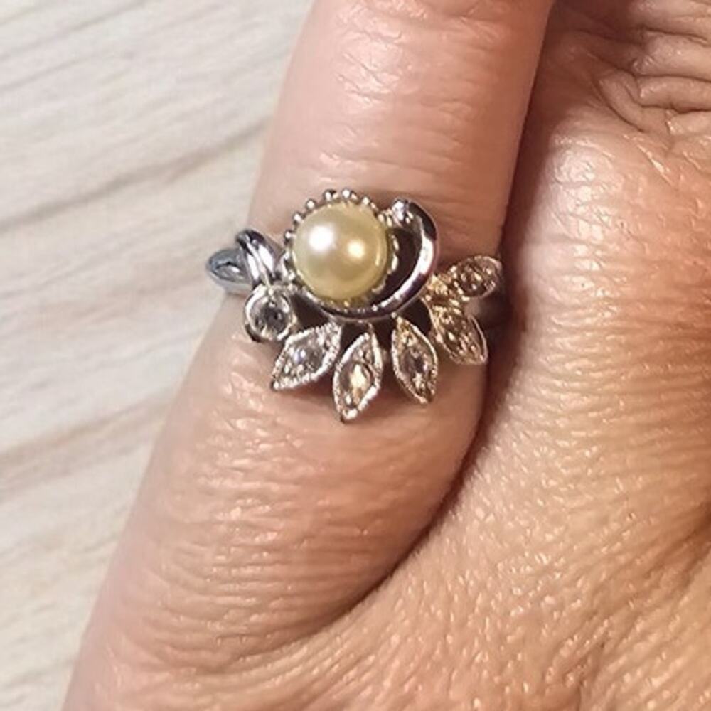 Avon Faux Pearl Floral Rhinestone Ring Silver Tone Size 6 Romantic Vintage